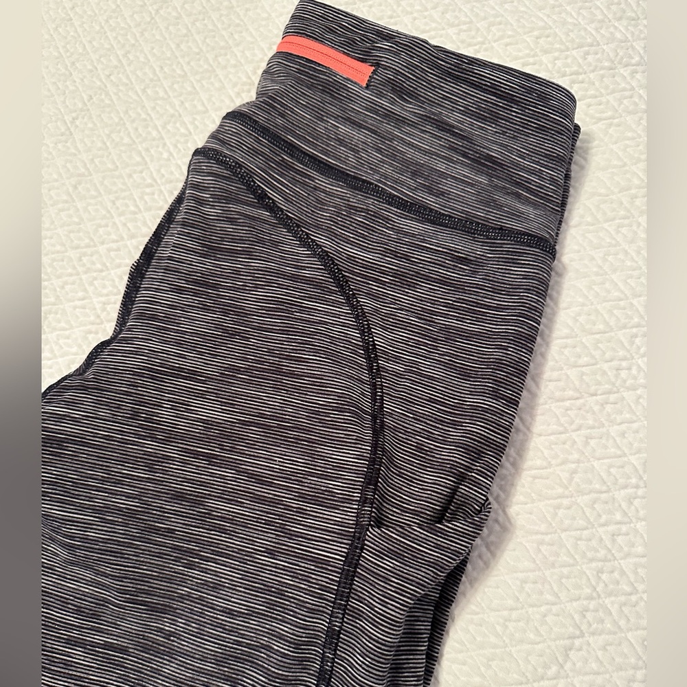 Lululemon Speed Up Legging, Size 6. - Picture 3 of 4